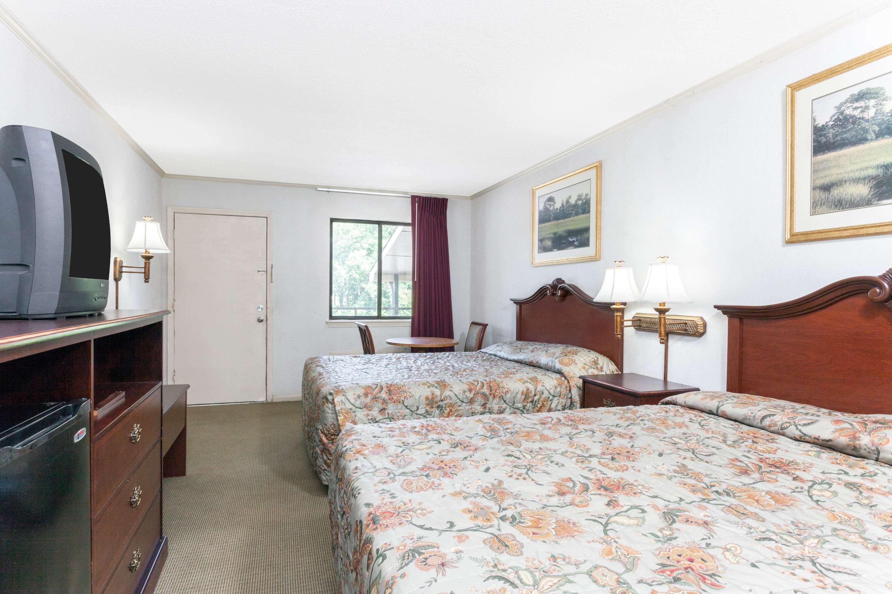 Knights Inn Point South Йемасси Экстерьер фото