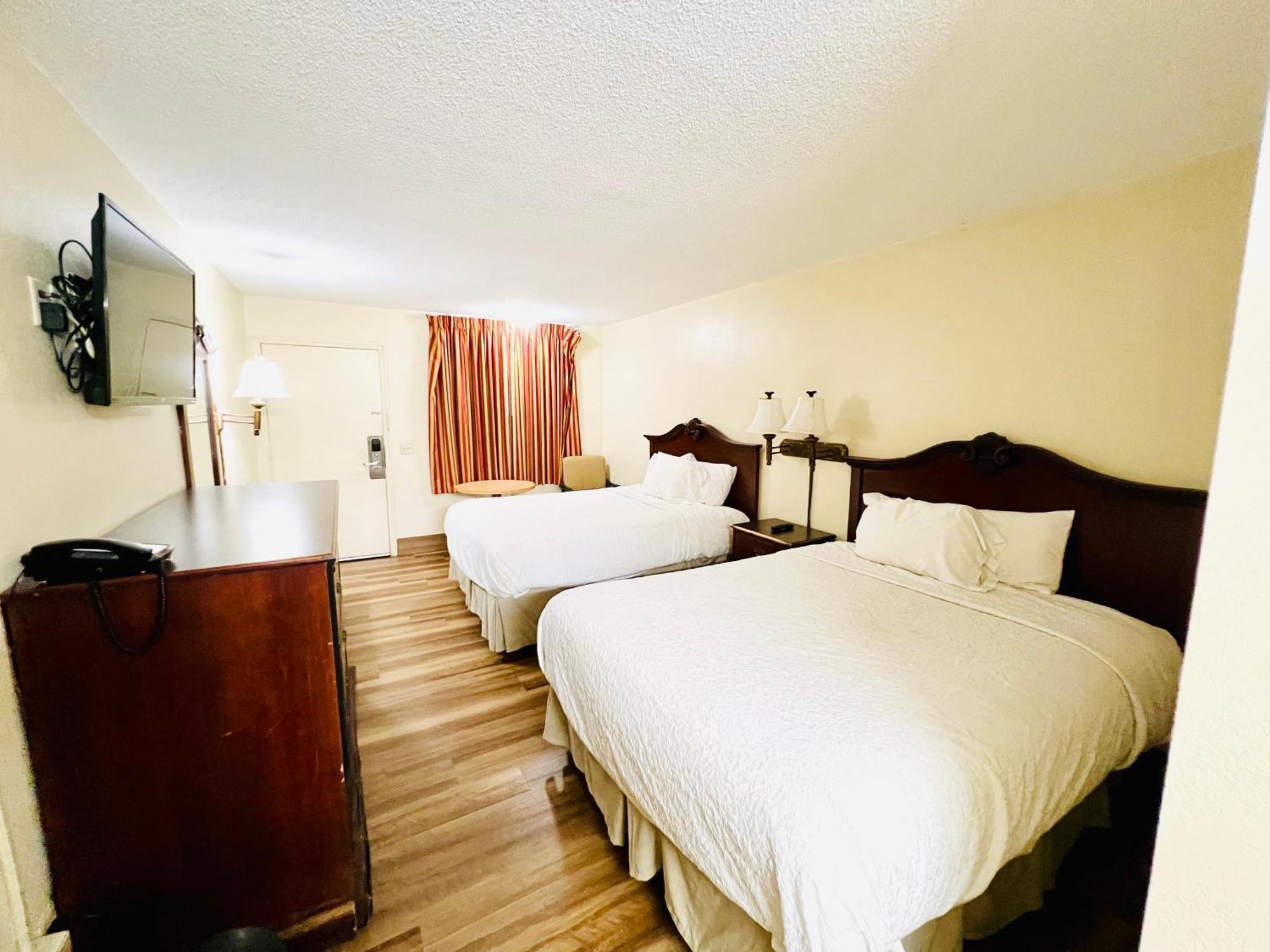 Knights Inn Point South Йемасси Экстерьер фото